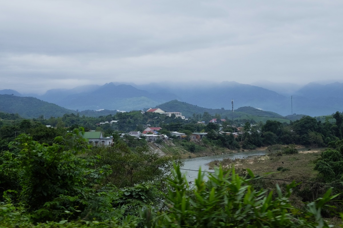 26 Vesnice u řeky obklopená horami ve Vietnamu